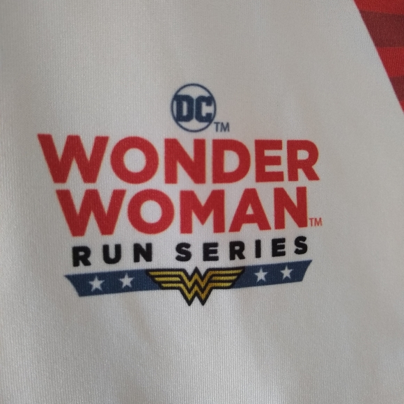 Running Man DC Wonder Woman Run Series 3/4 zip pullover size medium - Picture 3 of 5